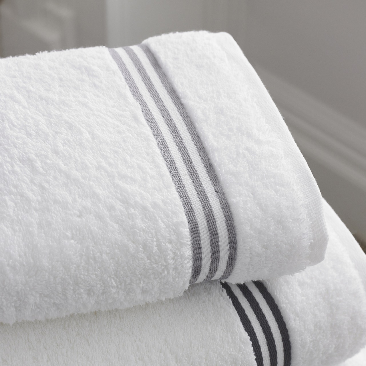 Jak wybrać właściwe wieszaki na ręczniki do łazienki